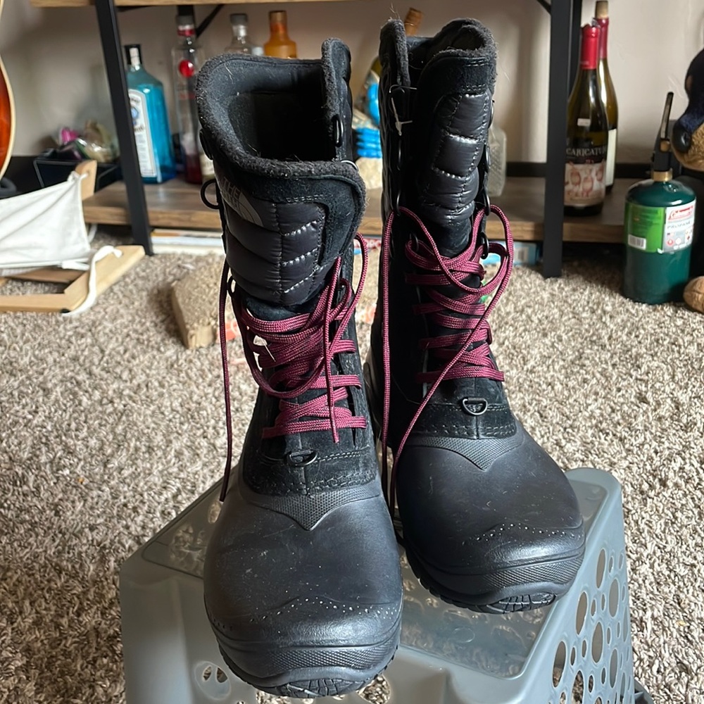 Purple laces,black suede and coat materiel. North face, never worn !!